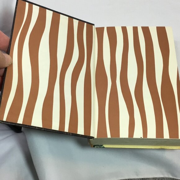 The Legend of Sleepy Hollow and Ten Weeks with a Circus Companion Library Novels - Picture 6 of 9